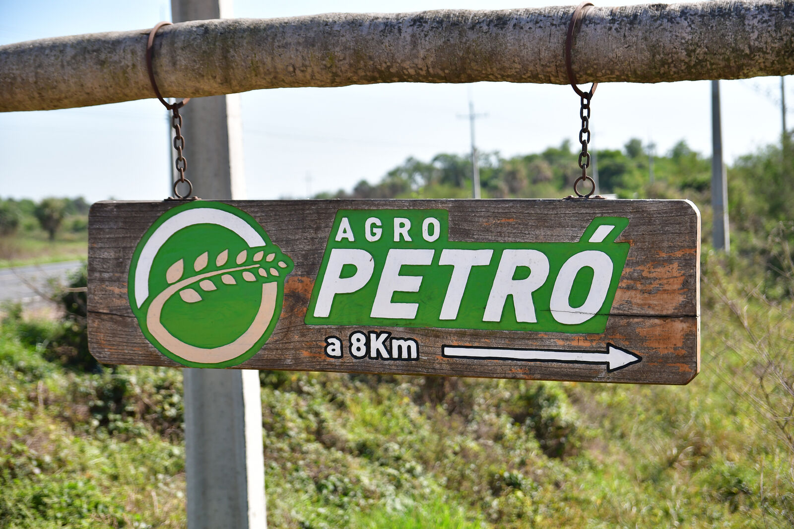Cartel de madera de Agro Petró en el camino de acceso
